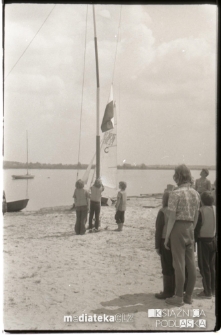 Wciąganie flagi na maszt podczas kursu żeglarskiego dla dzieci i młodzieży na Stawach Dojlidzkich, Białystok, lata 60. 70. XX w.