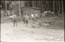 Prace porządkowe podczas kursu żeglarskiego dla dzieci i młodzieży na Stawach Dojlidzkich, Białystok, lata 60. 70. XX w.