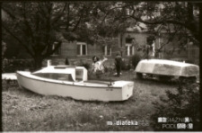 Budowa jachtu, ul. Starobojarska 18, Białystok, 1975 r.