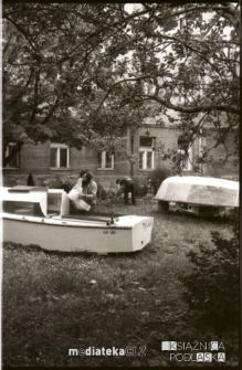 Budowa jachtu, ul. Starobojarska 18, Białystok, 1975 r.