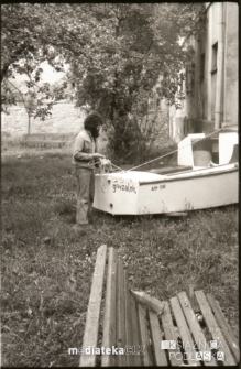 Praca przy jachcie, ul. Starobojarska 18, Białystok, 1975 r.