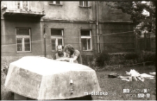 Budowa jachtu, ul. Starobojarska 18, Białystok, 1975 r.