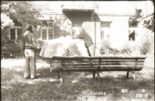 Budowa jachtu, ul. Starobojarska 18, Białystok, 1975 r.