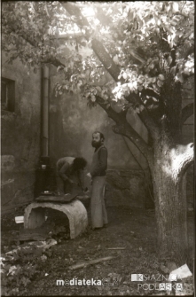 Budowa jachtu, ul. Starobojarska 18, Białystok, 1975 r.