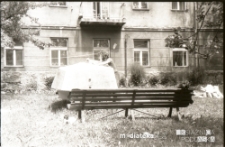 Budowa jachtu, ul. Starobojarska 18, Białystok, 1975 r.