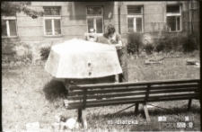 Budowa jachtu, ul. Starobojarska 18, Białystok, 1975 r.