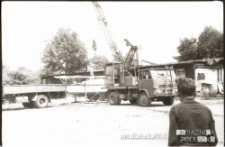 Przenoszenie jachtu na ciężarówkę, lata 70. XX w.