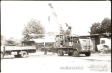 Przenoszenie jachtu na ciężarówkę, lata 70. XX w.