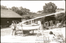 Praca przy jachcie, lata 70. XX w.