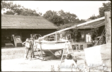 Praca przy jachcie, lata 70. XX w.