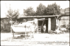 Praca przy jachcie, lata 70. XX w.