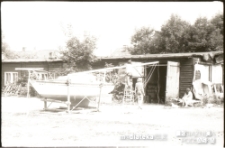 Praca przy jachcie, lata 70. XX w.