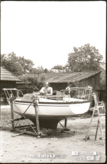 Praca przy jachcie, lata 70. XX w.
