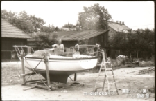 Praca przy jachcie, lata 70. XX w.