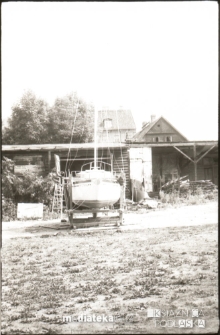 Praca przy jachcie, lata 70. XX w.