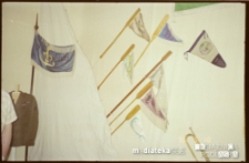 Zwiedzanie wystawy poświęconej harcerstwu podczas obchodów pięćdziesięciolecia 9. Białostockiej Drużyny Harcerzy "Błękitna Dziewiątka" im. Stefana Czarnieckiego, ul. Pałacowa 2/1, Białystok, 18.05.1996