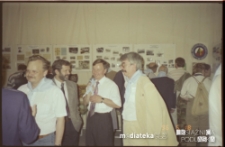 Zwiedzanie wystawy poświęconej harcerstwu podczas obchodów pięćdziesięciolecia 9. Białostockiej Drużyny Harcerzy "Błękitna Dziewiątka" im. Stefana Czarnieckiego, ul. Pałacowa 2/1, Białystok, 18.05.1996