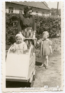 Kobieta z dziećmi na spacerze, Bojary, Białystok, 14.07.1956