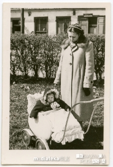 Matka z dzieckiem na spacerze, ul. Kraszewskiego, Białystok, maj 1953 r.