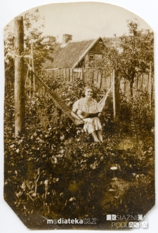 Kobieta siedząca na hamaku w ogrodzie, ul. Kraszewskiego 15, Białystok, 1936-38 r.