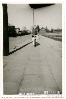 Grażyna Nawrocka na rowerze, ul. Kraszewskiego, Białystok, maj 1961 r.