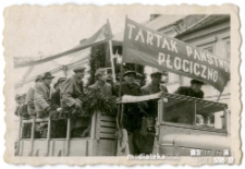 Pracownicy Tartaku Państwowego Płociczno podczas pochodu 1 Majowego, Suwałki, 1949 r.