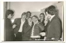 Uczniowie IV klasy liceum palą papierosy w toalecie, Białystok, lata 70. XX w.