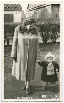 Matka z dzieckiem na spacerze, ul. Kraszewskiego, Białystok, 12.05.1954 r.