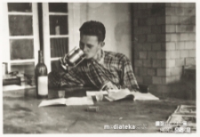 Jerzy Dzienis w modelarni samolotów, Aleja 1 Maja (obecnie Józefa Piłsudskiego), Białystok, 1958 r.