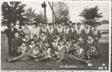 Grupa uczestników obózu modelarstwa lotniczego, plaża miejska, Prostki, ok. 1960 r.