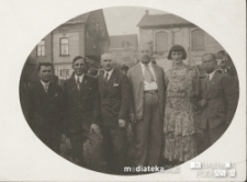 Zdjęcie grupy osób na tle zabudowy murowanej, Grodno, lata 20., 30. XX w.