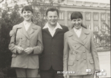 Jerzy Dzienis z siostrami Marysią oraz Elżbietą na tle Domu Partii, ul. Konstantego Kalinowskiego, Białystok, 1962 r.