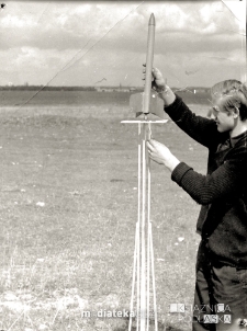 Portret Romana Gołubowskiego trzymającego model rakiety, Lotnisko Krywlany, Białystok, lata 50., 60. XX w.