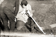 Portret Jerzego Dzienisa trzymającego model rakiety, Lotnisko Krywlany, Białystok, lata 60. XX w.