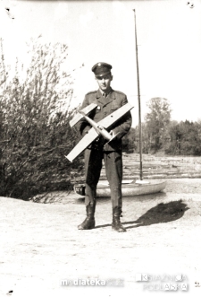 Portret Bogdana Radziwoniuka z modelem swobodnie latającym z napędem gumowym, Lotnisko Krywlany, Białystok, lata 60. XX w.