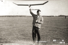 Portret Jerzego Dzienisa z modelem swobodnie latającym z napędem gumowym, Lotnisko Krywlany, Białystok, lata 60. XX w.