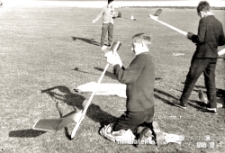 Portret Romana Gołubowskiego z modelem swobodnie latającym z napędem gumowym, Lotnisko Krywlany, Białystok, lata 60. XX w.