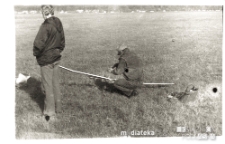 Portret mężczyzn z modelem swobodnie latającym z napędem gumowym, Lotnisko Krywlany, Białystok, lata 60. XX w.