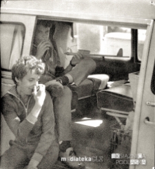 Portret mężczyzny i kobiety w samochodzie, Lotnisko Krywlany, Białystok, lata 60. XX w.