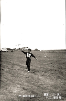 Portret mężczyzny z modelem swobodnie latającym z napędem gumowym, Lotnisko Krywlany, Białystok, lata 60. XX w.