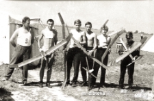 Sekcja modelarska Areoklubu białostockiego z modelami swobodnie latającymi z napędem gumowym, Lublin, lata 60. XX w.