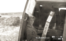 Portret Bogdana Matwiejczuka z modelem swobodnie latającym z napędem gumowym, Lotnisko Krywlany, Białystok, lata 60. XX w.