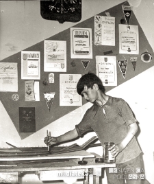 Portret chłopca w pracowni modelarskiej, lata 60. XX w.