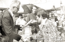 Michał Ignaciuk odbiera puchar za zwycięstwo w zawodach modelarskich Spółdzielczości Mieszkaniowej, Lotnisko Krywlany, Białystok, lata 70. XX w.