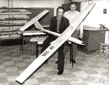 Bogdan Radziwoniuk oraz Jerzy Dzienis w modelarni, ul. Michała Wołodyjowskiego 7B, Białystok, lata 80. XX w.