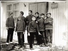 Sekcja Modelarska Areoklubu białostockiego przed budynkiem Młodzieżowej Modelarni Lotniczej, ul. Mazowiecka, Białystok, lata 70. XX w.