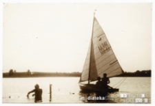 Zbigniew Kamionowski żegluje z rodziną w łódce Oaza AA-044 Rajgrodzkie, 1969-75 r.