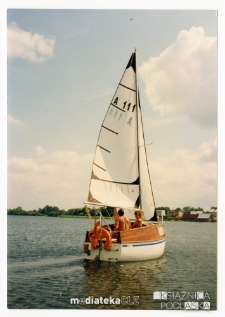 Jacht Okaz A-111, typ Karaś 450 na jeziorze Rajgrodzkim, sierpień 1988 r.