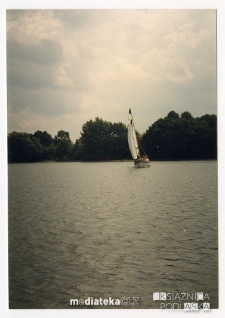 Jacht Okaz A-111, typ Karaś 450 na jeziorze Rajgrodzkim, sierpień 1988 r.