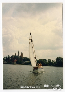 Jacht Okaz A-111, typ Karaś 450 na jeziorze Rajgrodzkim, sierpień 1988 r.